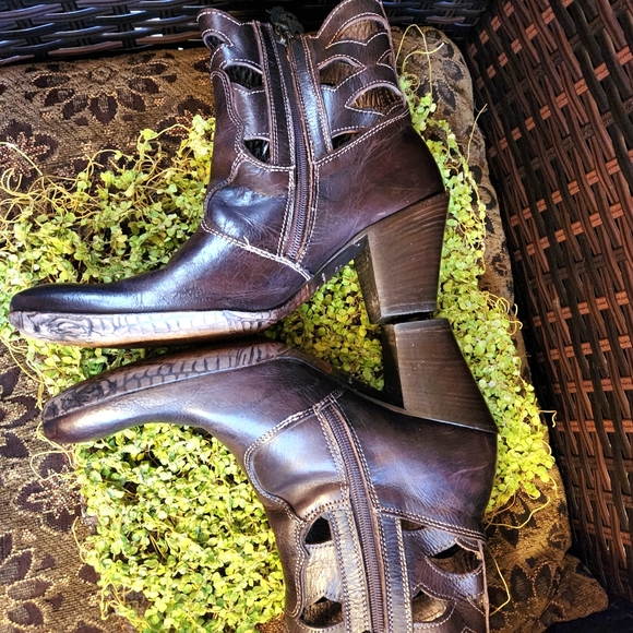 SIREN Mark Nason Chocolate Brown Ankle Cutouts 3"  Leather Luxury Heels Boots 8 - Picture 5 of 15